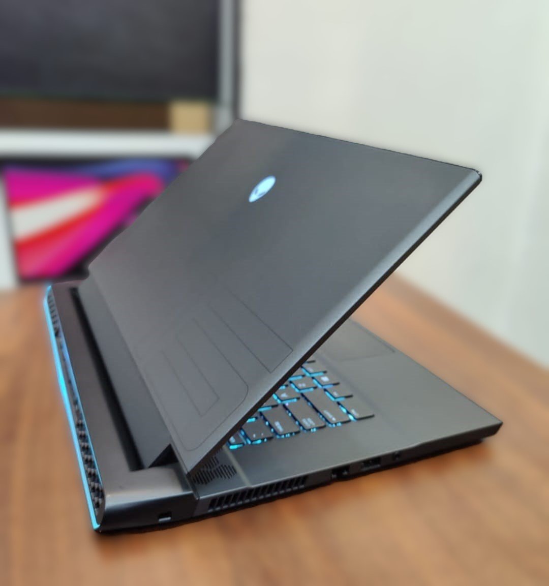 Dell AlienWare M15 R3 core i7 10th generation 512GB ssd 16gb ram 4Gb RX 5500 dedicated Graphics backlit keyboard 4 Dell AlienWare M15 R3 core i7 10th generation 512GB ssd 16gb ram 4Gb RX 5500 dedicated Graphics backlit keyboard